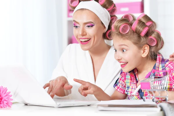 Matka i córka z laptopem — Zdjęcie stockowe