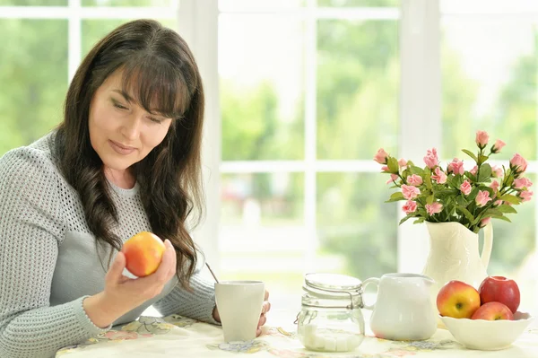 Starší žena s ovoce a čaj — Stock fotografie