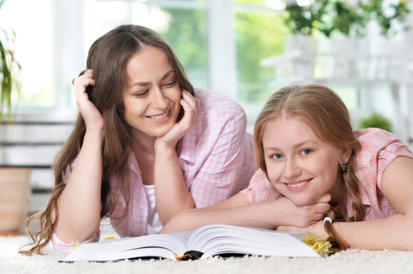 Mère aidant sa fille avec ses devoirs — Photo