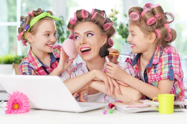 Filles et mère dans les bigoudis avec ordinateur portable — Photo