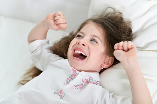 Entzückendes kleines Mädchen erwacht — Stockfoto