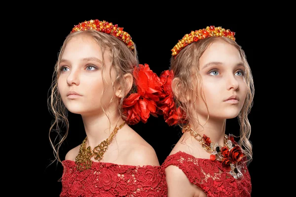 Schöne kleine Mädchen in roten Kleidern — Stockfoto