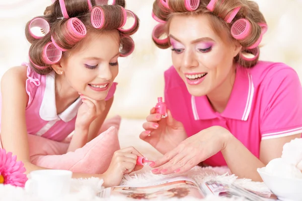 Mãe e filha em encrespadores de cabelo — Fotografia de Stock