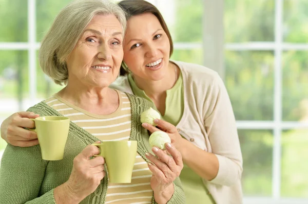 Senior woman with daughter  with tea — Stock Photo, Image