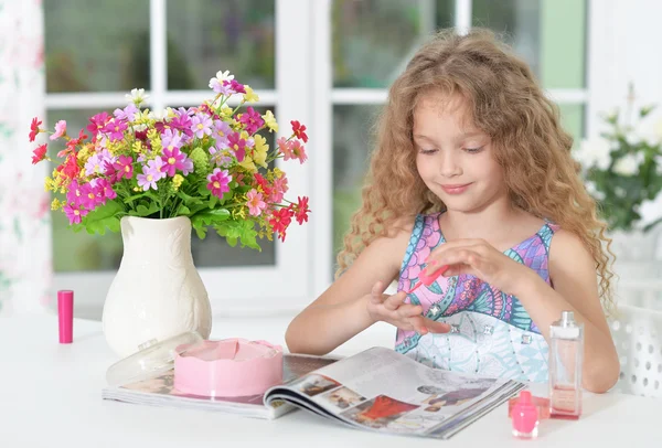 아름 다운 작은 소녀 잡지를 읽고 — 스톡 사진