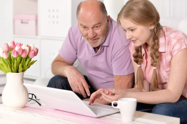 Opa en kleindochter laptop gebruikt — Stockfoto