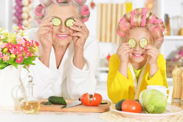 Femme âgée et petite-fille à la cuisine — Photo