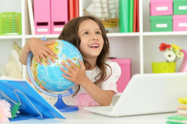 Dziewczyna Student z książki i laptopa — Zdjęcie stockowe