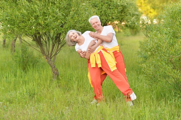 Coppia matura nel parco primaverile — Foto Stock