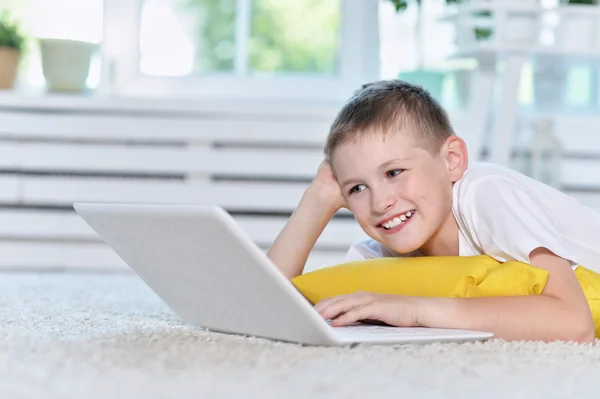 Jovem menino e laptop computador — Fotografia de Stock