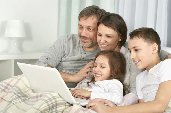 Familia feliz con portátil — Foto de Stock