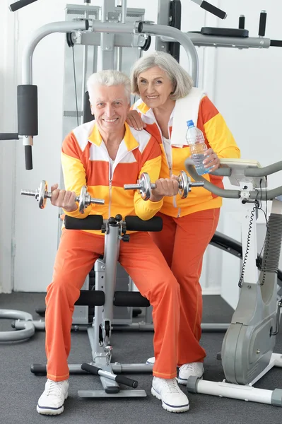 Senior pareja haciendo ejercicio en el gimnasio — Foto de Stock