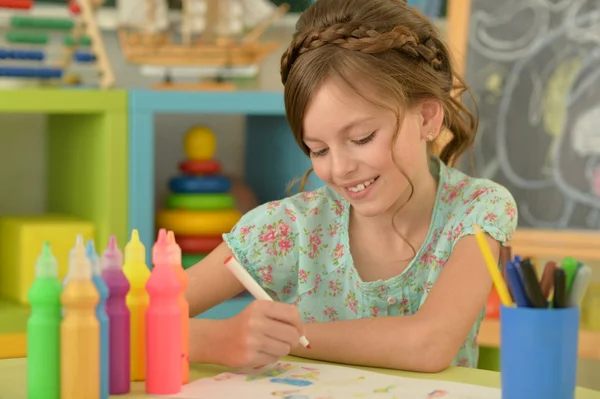 Κοριτσάκι ζωγραφίζει στο σπίτι — Φωτογραφία Αρχείου