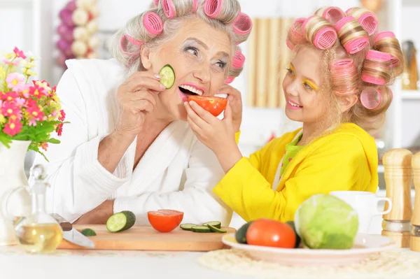 Mulher sênior e neta na cozinha — Fotografia de Stock