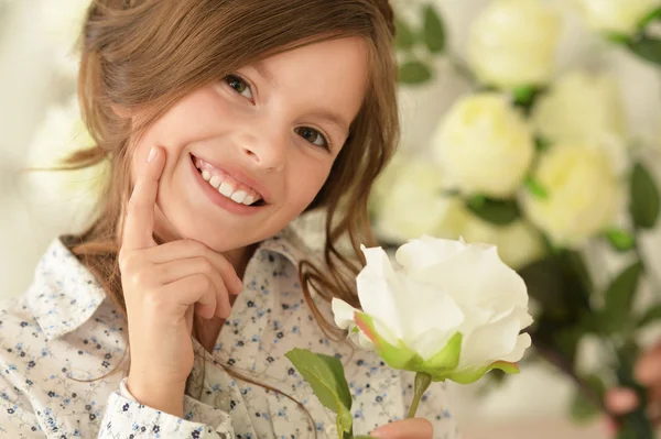 꽃과 함께 포즈를 취하는 귀여운 어린 소녀 — 스톡 사진