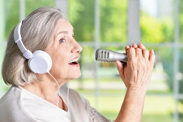 Cantante senior mujer — Foto de Stock