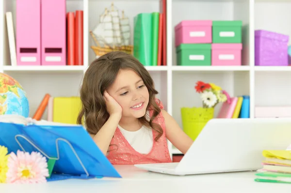 Estudante menina com livro e laptop — Fotografia de Stock