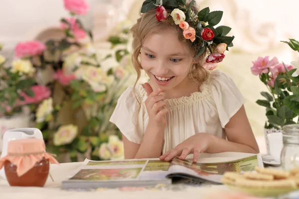 Schöne kleine Mädchen Zeitschrift lesen — Stockfoto