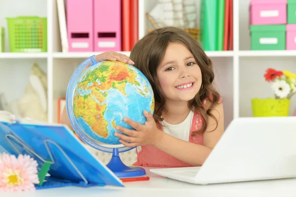 Estudante menina com livro e laptop — Fotografia de Stock