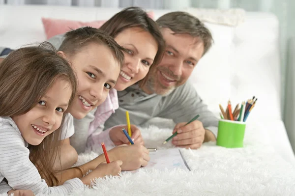 Portret van gelukkige familie schilderij — Stockfoto