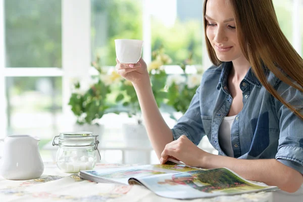 Schöne Frau mit Magazin — Stockfoto