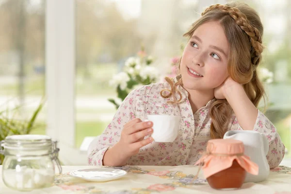 女の子はお茶を飲む — ストック写真