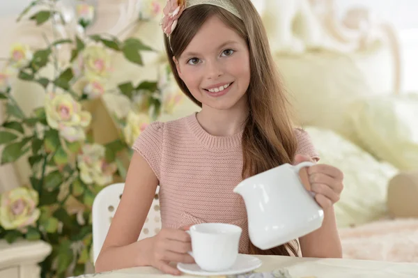 Petite fille buvant du thé — Photo