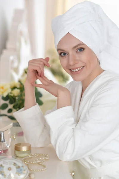 Attraktive Frau neben Spiegel im Bademantel — Stockfoto