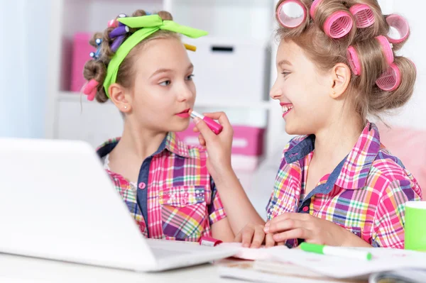 Carino ragazze tweenie con il computer portatile — Foto Stock