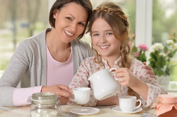 Mother with little daughter  with magazine — Stock Photo, Image
