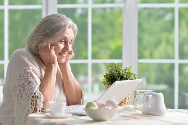 Senior woman portrait with laptop — Stock Photo, Image