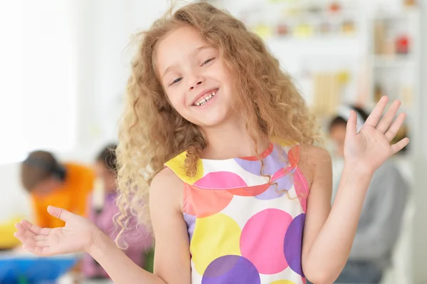 Carino bambina in posa — Foto Stock