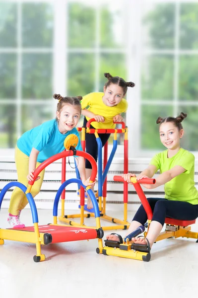 Niños dedicados al entrenamiento físico —  Fotos de Stock