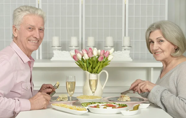 Gelukkige senior paar met champagne — Stockfoto