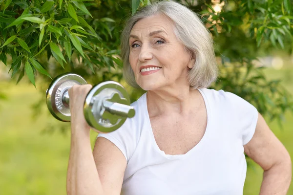 Rijpe vrouw met halter — Stockfoto