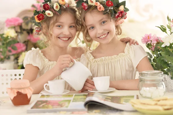 Tweenie Mädchen in Kränzen mit Magazin — Stockfoto