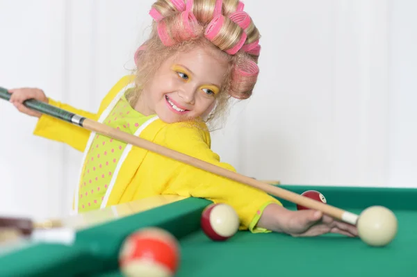 Μικρό κορίτσι παίζοντας μπιλιάρδο — Φωτογραφία Αρχείου