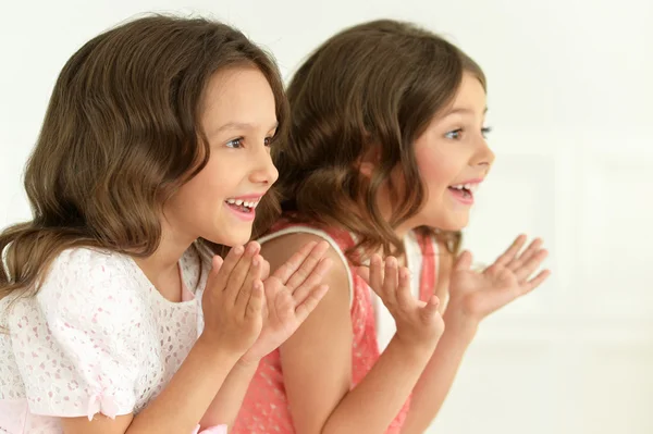 Lindas niñas aplaudiendo manos — Foto de Stock