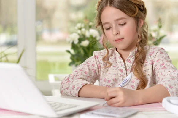Meisje met behulp van computer — Stockfoto