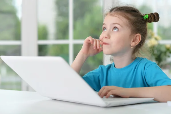 コンピューターを使用して小さな女の子 — ストック写真