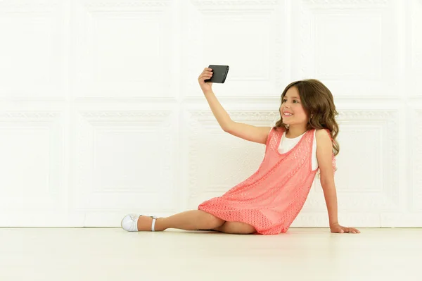 Petite fille mignonne avec téléphone portable — Photo