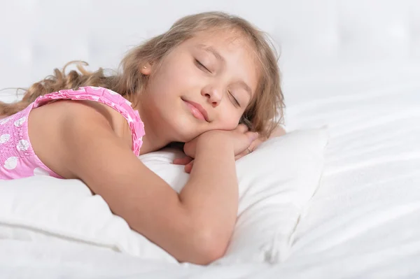 Petite fille mignonne qui dort — Photo