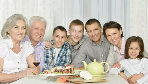 Lycklig familj med tårta — Stockfoto