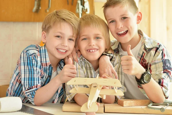 Pojkar som arbetar med trä i workshop — Stockfoto