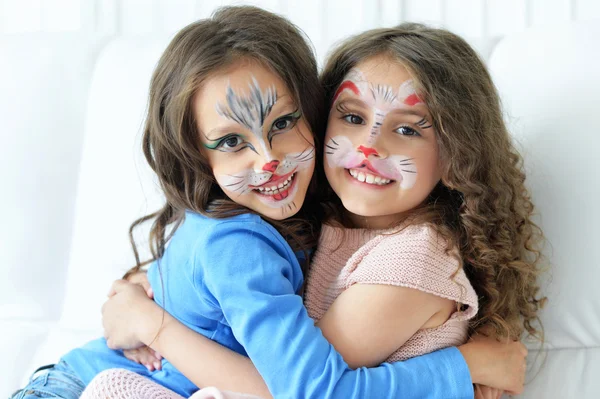 Маленькие девочки с раскрашенным лицом — стоковое фото