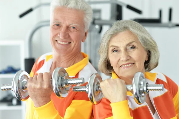 Äldre par träning i gym — Stockfoto