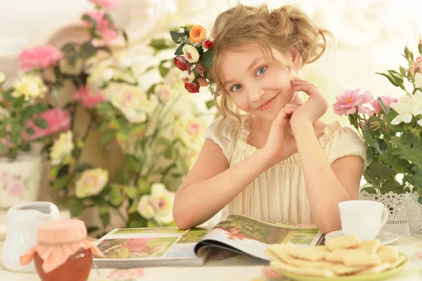 Schöne kleine Mädchen Zeitschrift lesen — Stockfoto