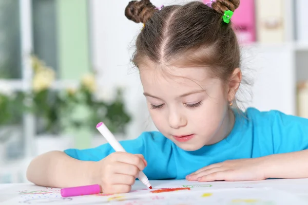 Ragazzina che disegna in classe — Foto Stock