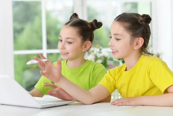 Carino ragazze tweenie con il computer portatile — Foto Stock