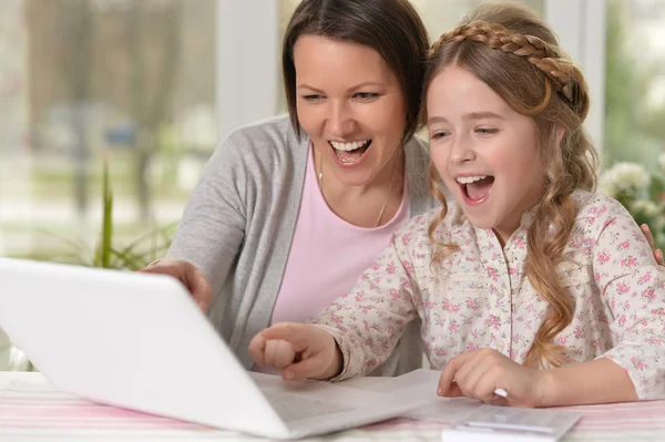 Madre e figlia utilizzando il computer portatile — Foto Stock